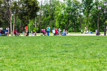 Obraz na płótnie Canvas Blured background of people having rest in the park