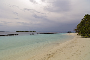 Fototapeta na wymiar Beautiful island beach with sandspit at Maldives