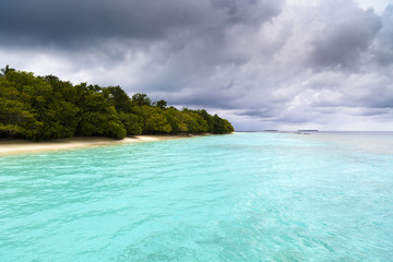 Obraz premium Beautiful island beach with sandspit at Maldives