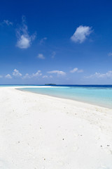 Fototapeta na wymiar Beautiful island beach with sandspit at Maldives