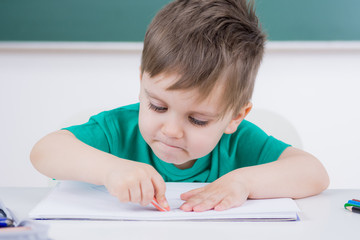 Naklejka premium kleiner junge in der vorschule