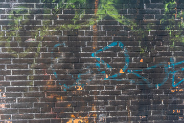 Ziegel Stein Wand dunkel mit graffiti Resten