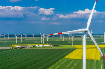 Obraz premium Luftbild einer Windkraftanlage im Windpark