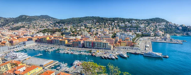 Foto auf Acrylglas Nice Panoramablick auf den Hafen von Nizza und die Gebäude in den Bergen