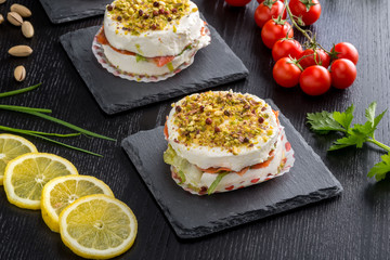 Tortini di formaggio cremoso  e salmone su piattini di ardesia ambientati