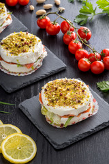 Tortini di formaggio cremoso  e salmone su piattini di ardesia ambientati