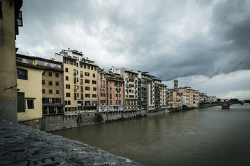 Fototapeta na wymiar Maltempo a Firenze. Vista dal Ponte Vecchio