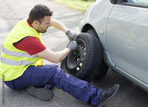 the steps to follow to safety change a flat tire How to change a flat tire in 10 quick steps it's easier than you think we recommend trying it in your driveway first soon enough you'll have it down. the steps to follow to safety change a flat tire How to change a flat tire in 10 quick steps it's easier than you think we recommend trying it in your driveway first soon enough you'll have it down.