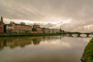 Panorama sul fiume Arno al tramonto. Firenze, Italia