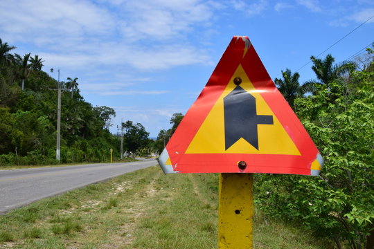 Verkehrsschild an kubanischer Landstra&szlig;e