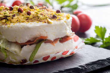 Tortino di formaggio cremoso  e salmone affumicato su piatto di ardesia ambientato 