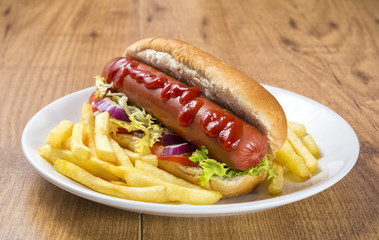 Perrito caliente y patatas
