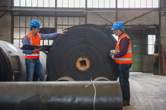 Senior,besprechen,pr&uuml;fen,Gemeinsam,Kollege,arbeiten,sprechen