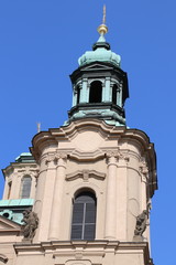 Fototapeta na wymiar Clocher de l’église Saint-Nicolas de Mala Strana à Prague