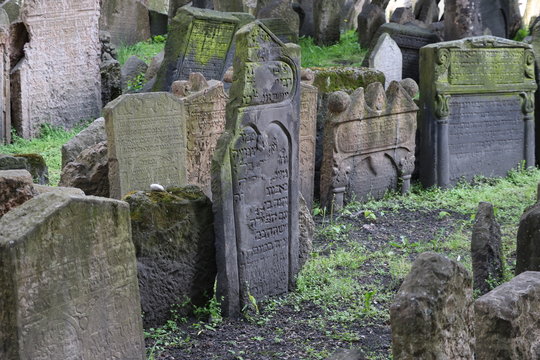 Pierres tombales du vieux cimeti&egrave;re juif de Prague