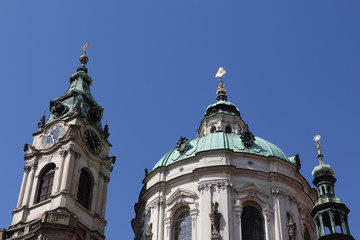 Fototapeta na wymiar Clocher et coupole de l'église Saint-Nicolas de Mala Strana à Prague