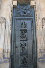 Porte principale de la cathédrale Saint Vitus à Prague