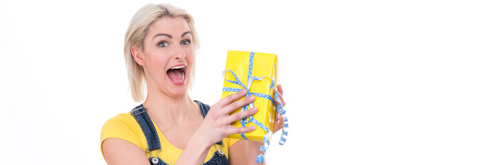 frau mit geschenk jubelt
