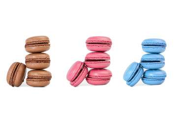 Macarons de diferentes sabores sobre un fondo blanco aislado. Vista de frente y de cerca. Copy space