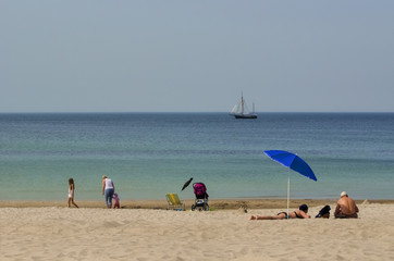 WYPOCZYNEK NA MORSKIEJ PLAŻY