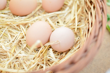 Photo closeup of basket with eggs on market