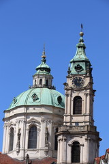 Fototapeta na wymiar Coupole et dôme de l'église Saint-Nicolas de Mala Strana à Prague