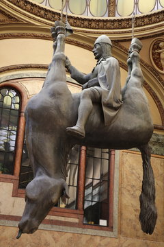 Sculpture de cheval suspendu de David Cerny &agrave; Prague