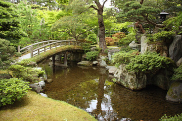 Fototapeta na wymiar Jardin japonais avec pont à Kyoto, Japon