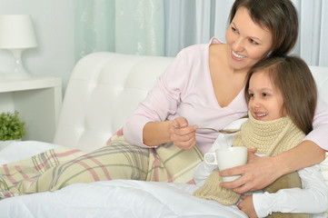 Obraz na płótnie Canvas Sick little girl with mother