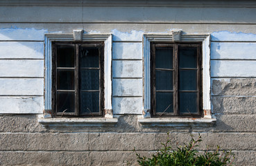 Fototapeta na wymiar Two old windows
