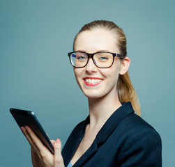 Frau mit Tablet