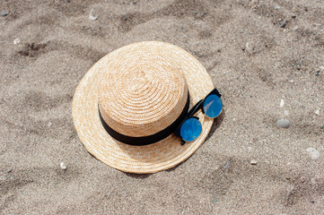 Fototapeta na wymiar Hat and sunglasses on the beach