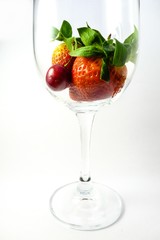 Erdbeeren und Kirsche in Weinglas