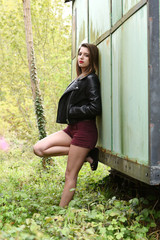 jeune femme dans un ancien wagon en pleine nature