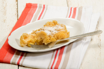 apple crumble with powdered sugar on oval plate