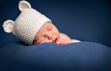 Three week old newborn baby boy sleeping © luckybusiness
