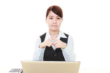 禁止の意思表示をするビジネスウーマン