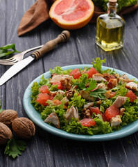 Salad with chicken and grapefruit