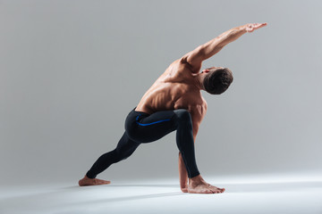 Bel homme faisant de l& 39 exercice de yoga
