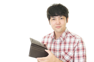 財布を持つ笑顔の男性