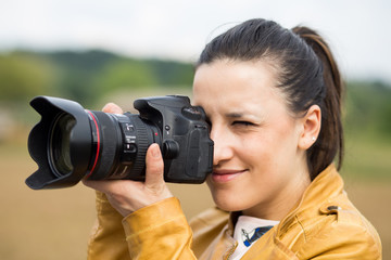 Bella ragazza che fa una foto