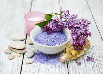Obraz na płótnie Canvas Spa setting with lilac flowers