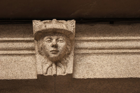 Dintel de piedra con escultura de rostro