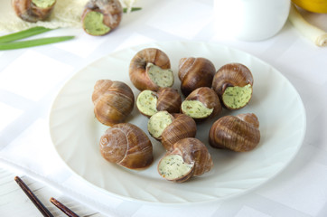 snail round plate white napkin