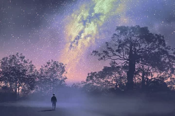 Foto auf Acrylglas Mann steht gegen die Milchstraße über Silhouetten von Bäumen, Nachthimmel, Landschaftsillustration © grandfailure