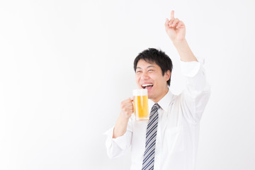 ビールを飲む男性