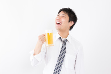 ビールを飲む男性