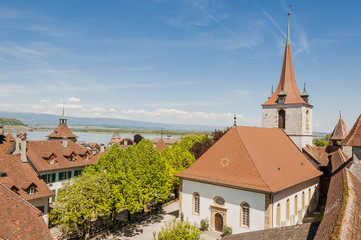 Fototapeta premium Murten, Stadt, Altstadt, Altstadthäuser, Deutsche Kirche, Kirche, Stadtmauer, Festung, Ringmauer, Aussichtspunkt, Murtensee, Schweiz