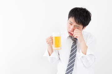 ビールを飲む男性