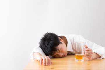 ビールを飲む男性